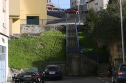La boca del túnel en la zona de Tetuán, en la plaza de Alhucemas, tapado detrás y bajo las escaleras de acceso a Miranda. / SANE/