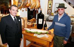 La presa y el premio. José María Ortega, a la derecha, junto a Antonio, del bar del Puerto, el salmón y el dinero pagado. / DANIEL PEDRIZA/