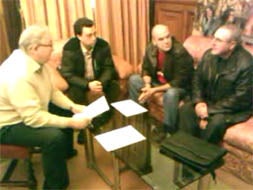 Reunión entre Muguruza y los afectados por la Ley de Costas./ Foto y Vídeo: ABEL VERANO/