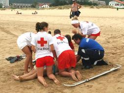 La Cruz Roja de Laredo atiende un bañista en la playa Salvé. RAFAEL SÁNCHEZ/