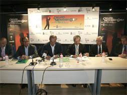 De izquierda a derecha, Nemesio Ochoa, Javier Eraso, Francisco Javier López Marcano, Manuel Campillo (ambos, firmando el acuerdo de colaboración), Jesús Rodríguez Rey y Manuel Ángel Castañeda, durante el acto de presentación del Circuito Montañés 2009. / CELEDONIO/