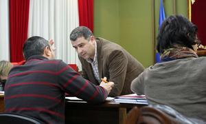 Antonio Pérez, consultando con los técnicos antes del pleno./