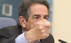 Miguel Ángel Revilla enfatiza con su puño durante la rueda de prensa de ayer./ Andrés Fernández/