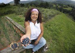 María Jesús Olmos de Prada, licenciada en Filosofía y Letras, dejó Madrid y vive de la producción de frutos del bosque, manzano, nogal y alquiler de apartamentos rurales. :: JAVIER ROSENDO/