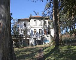 Arriba, el pabellón abandonado en el que se afirma que habitan espíritus; abajo, una psicografía de un rostro sobre la fachada. :: DM/