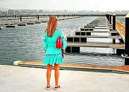Una mujer pasea por el nuevo puerto de Laredo, vacío de barcos. :: RAFAEL SÁNCHEZ/