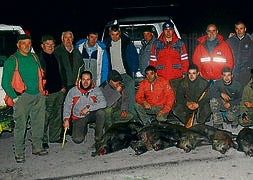 La cuadrilla 31 capitaneada por Isidoro E. Cuevas abatió siete jabalíes en el monte lebaniego de Bicobres Norte. :: PEDRO ÁLVAREZ/