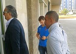 Bouzza es recibido por Ángel lavín a su llegada a El Sardinero. Foto: DM./