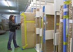 Cuadros en el almacen del Gobierno en Guarnizo. / Javier Cotera/
