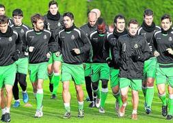 Francis, Longás, Bautista, Docal, Dorca y Saizar encabezan el grupo, en uno de los entrenamientos celebrados esta semana. / Andrés Fernández/