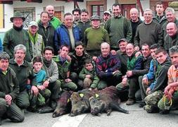Componentes de la cuadrilla 91, de Molledo, que dirige Daniel García, con los tres jabalíes abatidos el domingo en Montabliz. / DM/