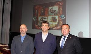 Arenas, Brígido y Vega, en el escenario de la Casa de Cultura. / DM/