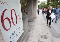 Sólo la ropa y el calzado bajaron de precio, gracias a las rebajas de verano. / Roberto Ruiz/