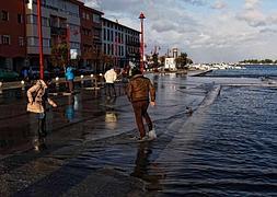 Con la pleamar de la tarde el agua cubrió parte de la avenida de Antonio Garelli en San Vicente de la Barquera. / José García/