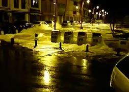 Momento en el que la ola arrasa una de de las calles de la villa marinera. / Vídeo: Manuel Noriega Fernández/