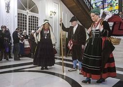 Trajes regionales en el Casino./