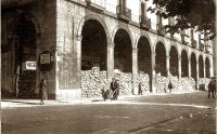 Refugio antiaéreo improvisado con sacos terreros en los arcos del edificio Botín, en la Plaza de la Libertad (actual Plaza de Pombo). / COL. JLCS/