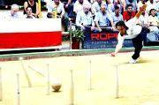 Ante más de 3.000 espectadores, Óscar González dio todo un recital de juego en la 'bolerona' de Torrelavega. / SANE/