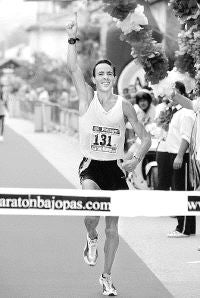 Hierro cruza la línea de meta como campeón de España. / R. RUIZ/