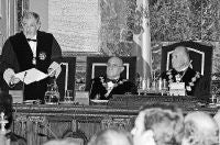 El Rey Juan Carlos y Francisco José Hernando atienden la intervención de Conde-Pumpido. / EFE/