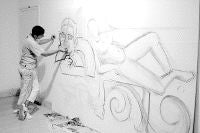Antonio Vela, ganador de una de las categorías, durante la realización de un graffiti para la muestra. / DM/