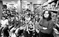 Laura Gallego, en primer plano, congregó ayer a numerosos jóvenes en la librería Estvdio de la santanderina calle Burgos. / ROBERTO RUIZ/