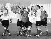 Los racinguistas celebran su victoria al final del partido. / MIGUEL DE LAS CUEVAS/