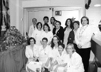 El grupo de trabajadoras del hospital posan junto al belén / DM/
