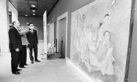 El rector Federico Gutiérrez Solana, la historiadora Esther López Sobrado y el director de exposiciones Javier Gómez junto a un mural. / A.FERNÁNDEZ/