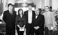 Carlos Villar, en el centro, flanqueado por los responsables de 'La sirena del Pisueña' y del Ayuntamiento de Santa María de Cayón, entre ellos Fernando Gomarín y el alcalde Gastón Gómez. / ROBERTO RUIZ/
