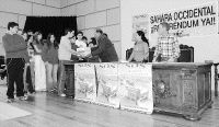 Escolares del IES 'Santa Clara' hacen entrega simbólica de alimentos para los saharauis. / SÉ QUINTANA/