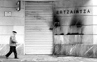 Manchas en la fachada de la sede de la Ertzaintza. / EFE/