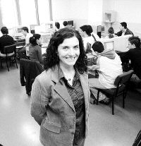 Fátima Lastra, directora, en una clase de Informática. / DM/
