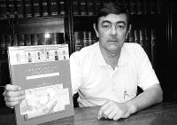 José Manuel Maza, orgulloso con el libro recién editado. / DM/