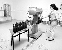 Imagen de archivo de embotellado de sidra en Muriedas. / R. RUIZ/