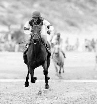 La playa de Loredo acogerá un año el prestigioso derby. / CELEDONIO/