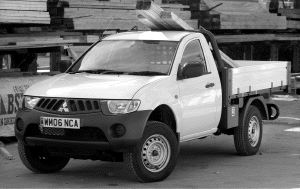 L200. Ahora, para todos aquellos que deseaban disfrutar del pickup más atractivo del mercado y que demandaban un plus de potencia y prestaciones, acorde con la ascendencia deportiva de la marca, Mitsubishi Motors amplía la oferta añadiendo una planta motriz equipada con el avanzado sistema de gestión electrónica procedente de Ralliart, que proporciona un incremento de la cifra de potencia y lo que es aún más importante, un aumento de par motor, que eroga 167 CV con un par de 402 Nm. / DM/