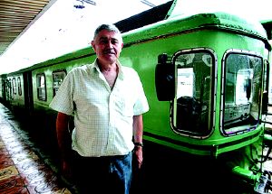 José Félix Garay, junto al tren que les trajo desde Bilbao. / A. F./