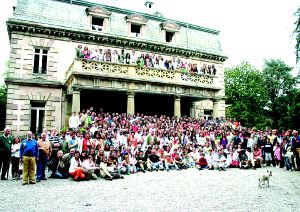 Foto de familia de los más de 400 descendientes de José María Quijano en la casa familiar. / CAVIA/