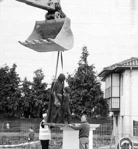 Colocación, ayer, de la estatua de San Juan Bautista. / CAVIA/