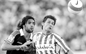 Sergio Sánchez disputa un balón con Sobis. / EFE/