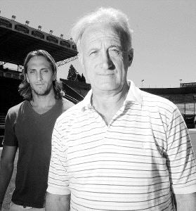 Ramón Cabrero, junto a su ayudante, Luis Zubeldia, en el campo del Lanús. / DIARIO OLÉ/
