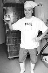 Andrew Thomas Dougall, con una cerveza de su propia marca. / P. J./