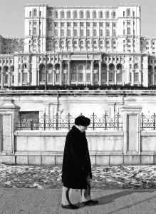 El exterior del Palacio de Bucarest es gélido, inhumano y triste./