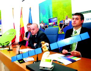 Del Olmo (centro) anunció ayer la empresa adjudicataria de los trabajos de TD. / DM/