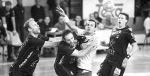 La defensa del Ciudad Real se empleó a fondo y no permitió demasiadas alegrías a los jugadores del Teka. / ROBERTO RUIZ/