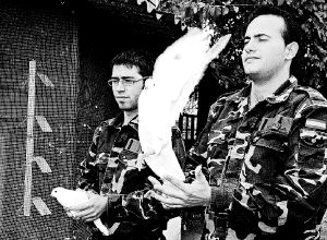 Los soldados Bruñen y Manella sueltan dos ejemplares. / JOSÉ LUIS TORIJA/