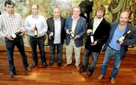 VINICULTORES CÁNTABROS. Santiago Dobarganes (vino Lusía), Carlos Recio (Casona Micaela), Javier Blanco (Picos), Fernando Renovales (Tejea Verde), Mikel Durán (Ribera del Asón) e Ignacio Abajo (Lancina). / DANIEL PEDRIZA/