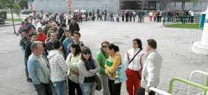 Los aficionados formaron largas colas ante las taquillas de El Sardinero para hacerse con una entrada para el Racing-Osasuna. / ANDRÉS FERNÁNDEZ/