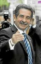 Miguel Ángel Revilla vota por el Racing. / DM/